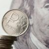 Падение продолжается: курсы евро и доллара в России обновили исторические рекорды