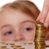Учись смолоду: треть россиян дают детям карманные деньги, чтобы привить базовые экономические навыки